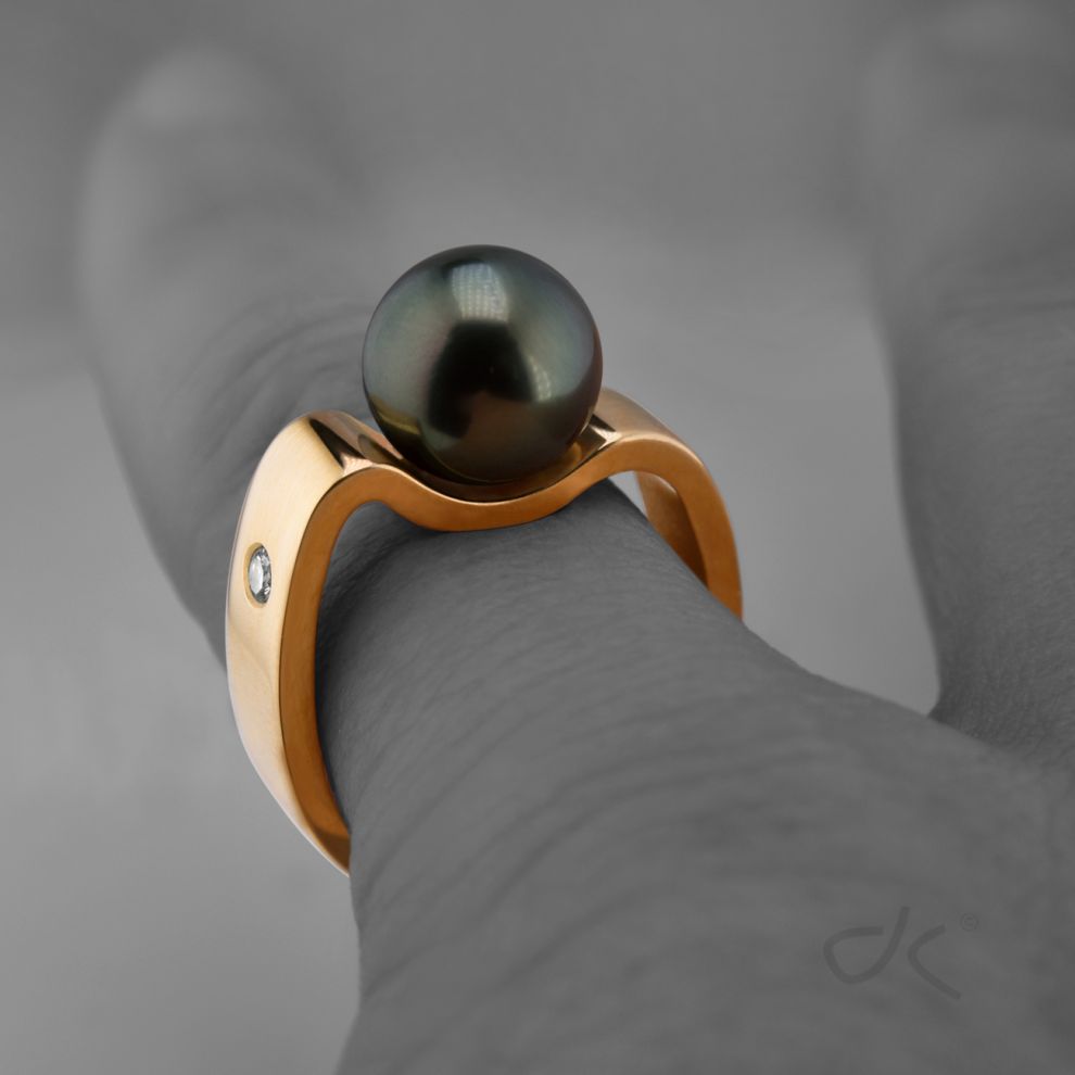 danielakomatovic-queens-elizabeth-rose-gold-ring-tahitian-pearl-diamond-daniela-komatovic-1739896221.jpg