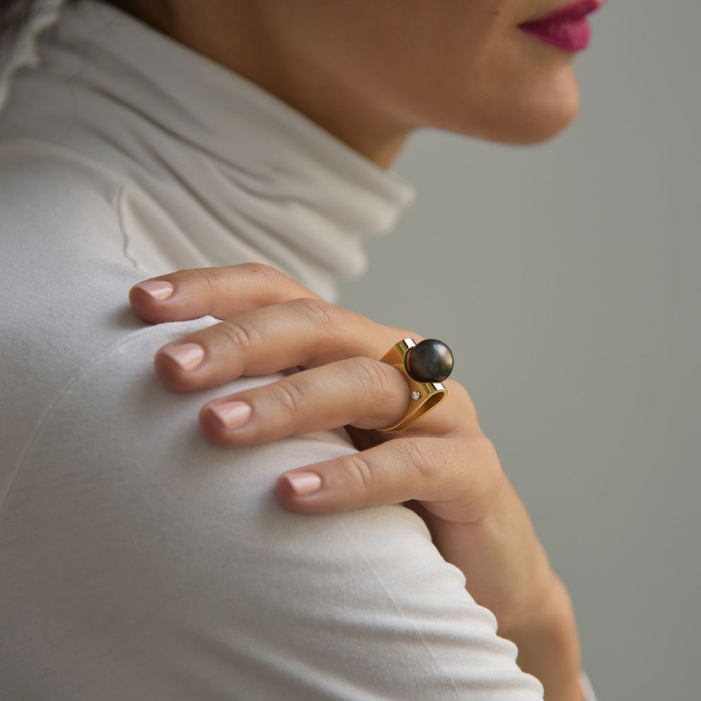 danielakomatovic-ring-cleopatra-yellow-gold-black-pearl-komatovic-1731516127.jpg